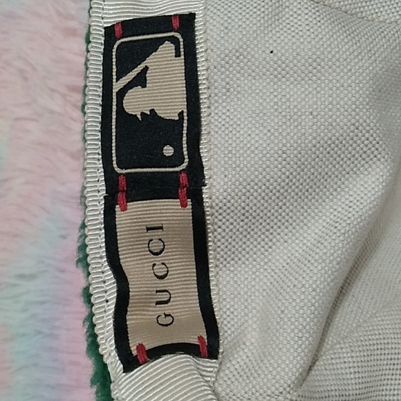Gucci MLB New York Yankees Collaboration Logo Shearling Hat Un… - Picture 9 of 16